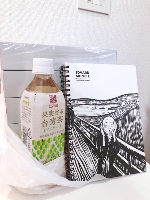 ティッシュ、並びに、ムンクノート、げっちゅ∩^ω^∩❤️